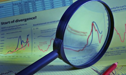 Magnifier Schedules Tables Glasses - ds_30 / Pixabay