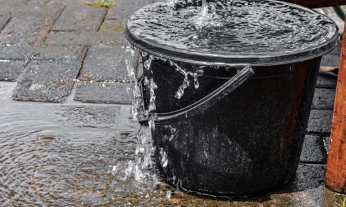 Water Buckets Chocolates Chairs - dhito / Pixabay